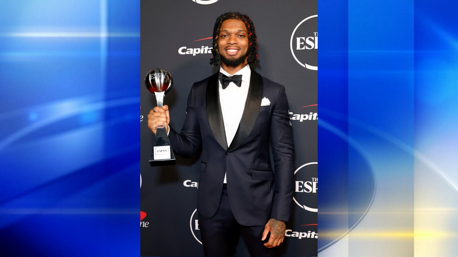 Damar Hamlin gives ESPY to Denny Kellington, Buffalo Bills trainers