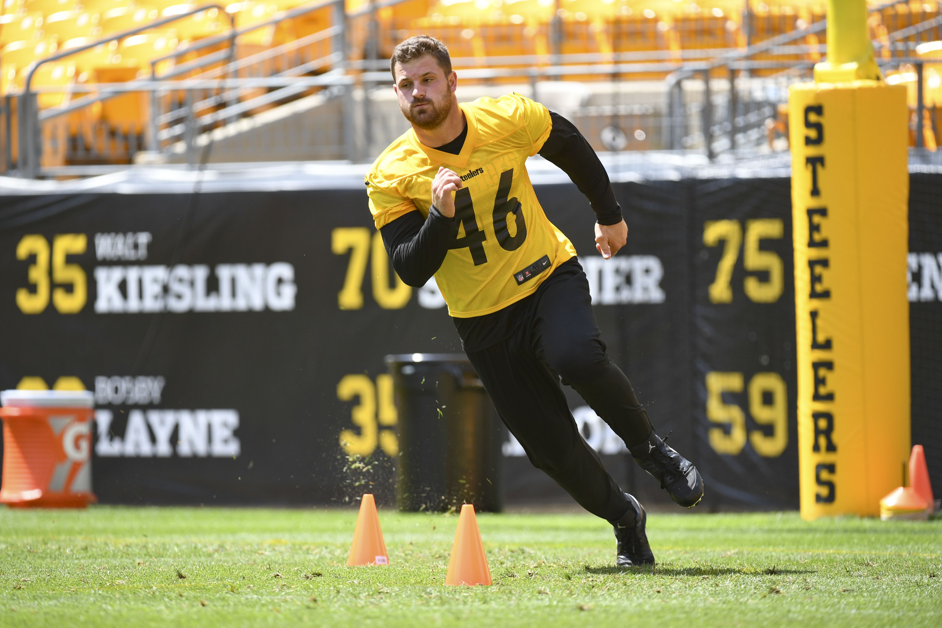 Steelers long snapper Christian Kuntz goes undercover as ticket