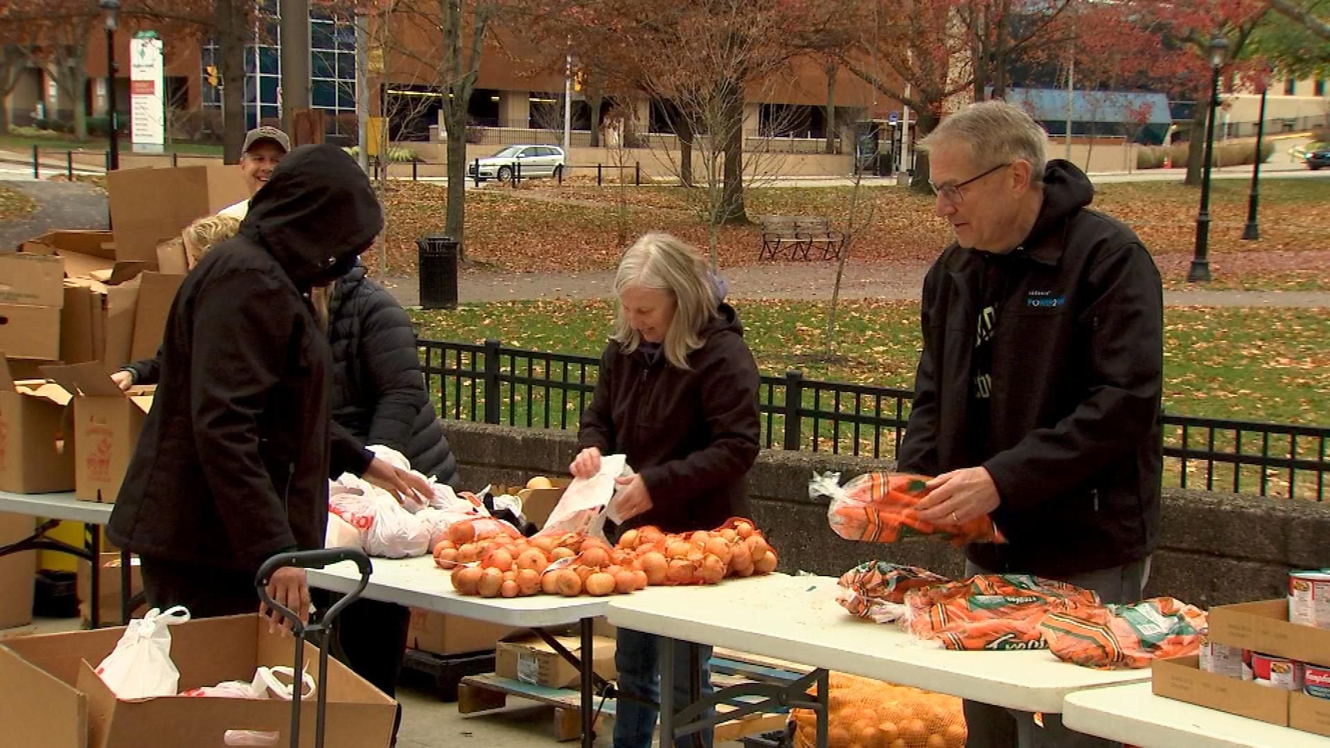 Pittsburgh sports teams distribute Thanksgiving meals to local families –  WPXI