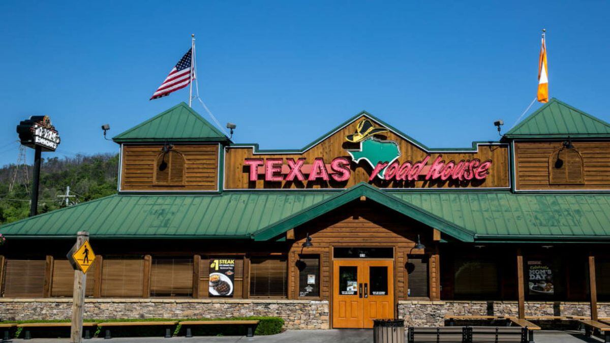 Coronavirus Texas Roadhouse Ceo Surrenders Salary To Pay Workers