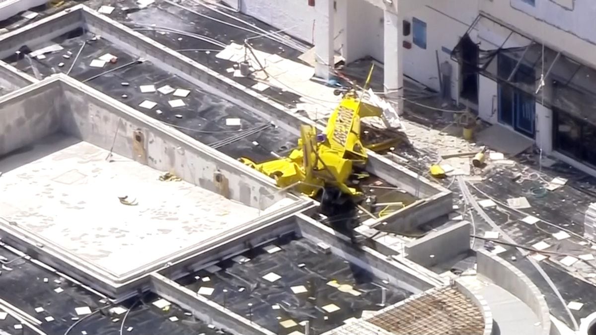 Pilot Dead After Small Plane Crashes Into Building In Florida