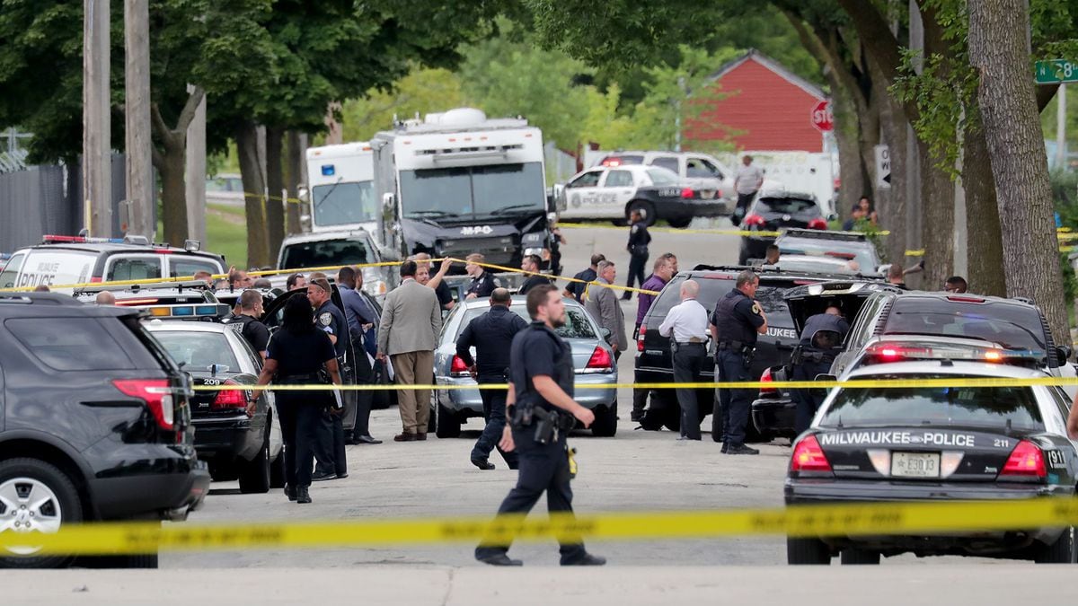 Milwaukee Police Officer Killed In Shooting Suspect Held   HJMG7NEELXP6OMETKCQMPDYYAM 