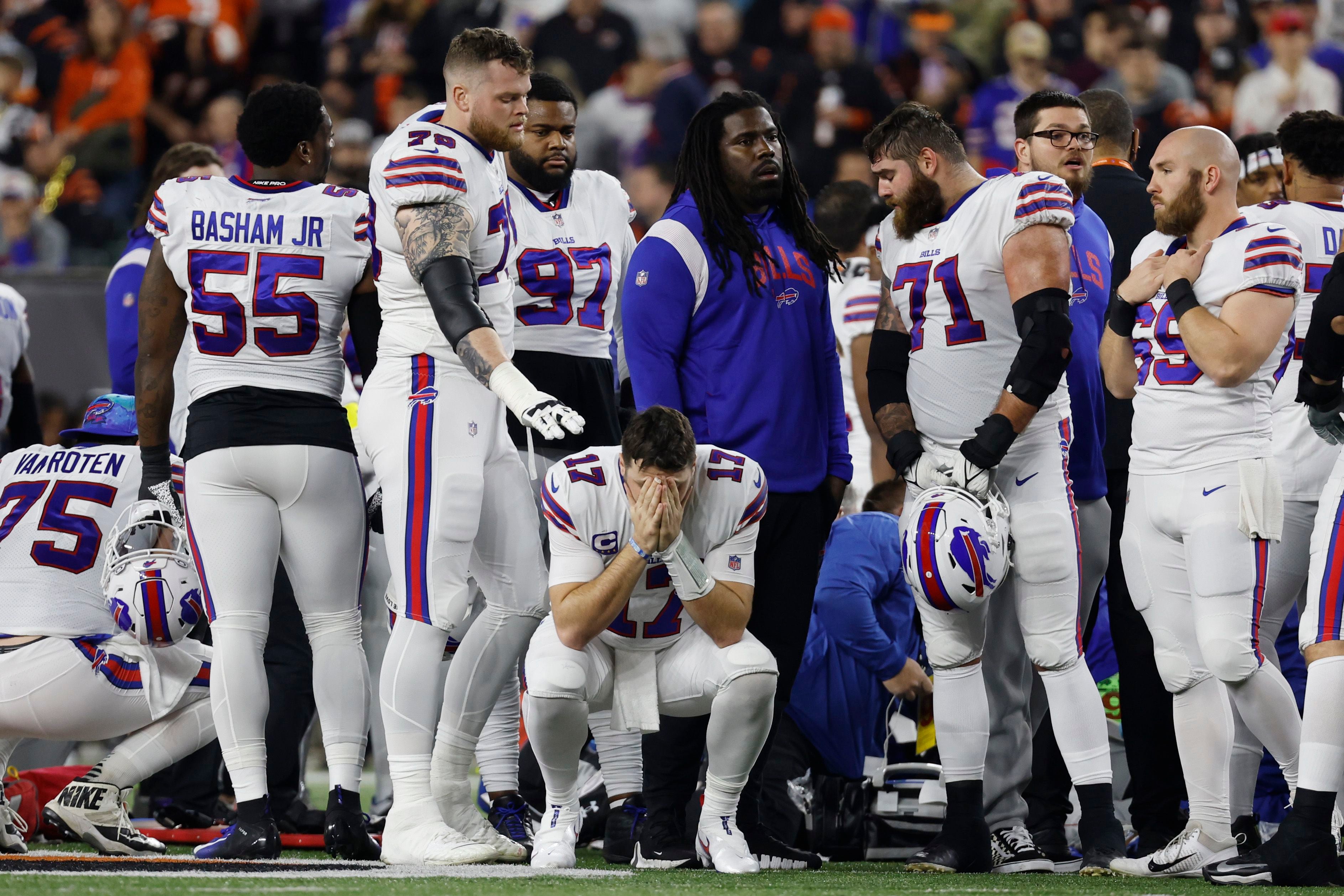 Bill Belichick, Patriots players wore 'Love for Damar' Hamlin T-shirt in  pregame 