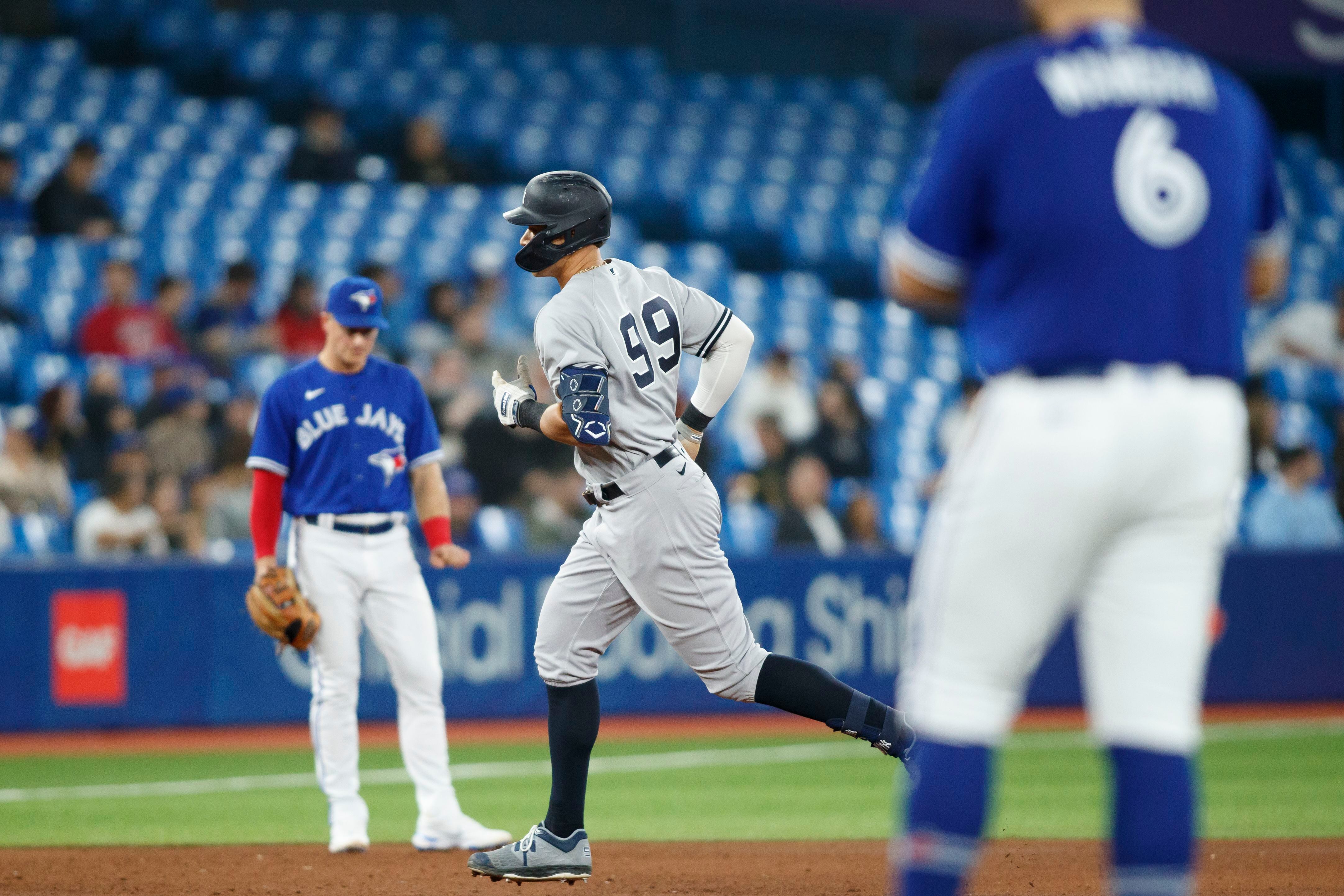 Young Yankees fan and Jays fan meet Aaron Judge 