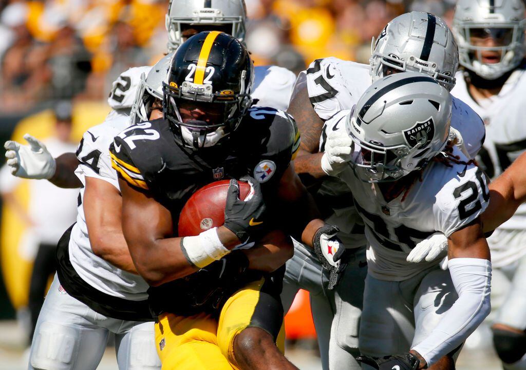 Carr throws for 382 yards, Raiders top Steelers 26-17