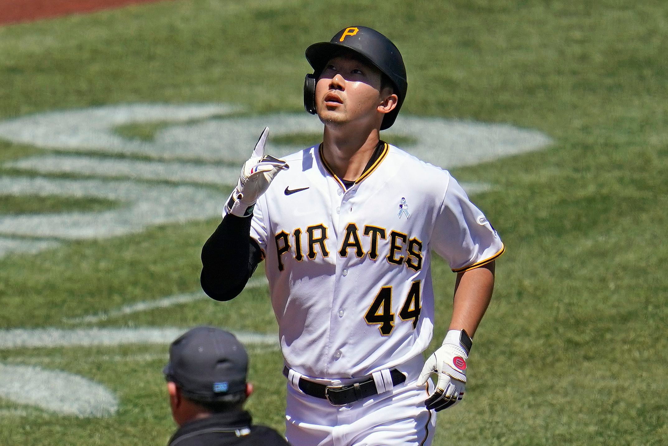 Suwinski double keys 4-run 7th, Pirates beat Reds 8-3