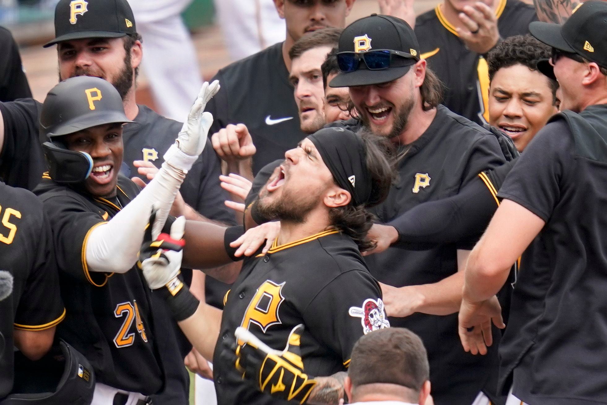 Pirates' 7th-inning rally lifts Pittsburgh over Brewers 5-4