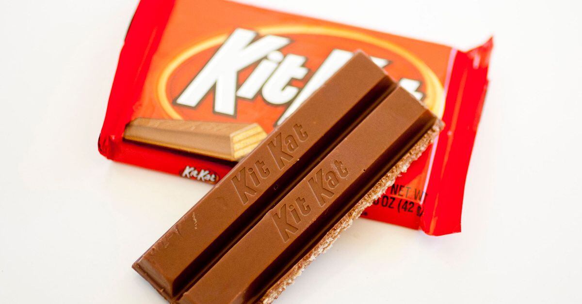 Twitter roasted this man for eating a Kit Kat bar wrong, so he used one ...